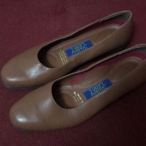 Womens Carmel Colored Leather Shoes size 10,5M